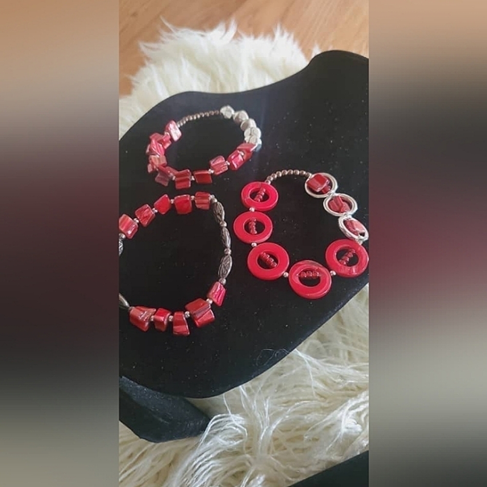 Red coral silver tones beaded Fashion Bracelet Set of 3.🌴